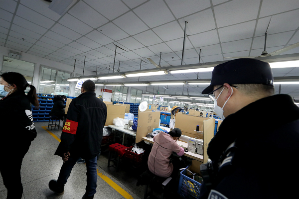 代工全球三分之二帽子品牌的公司如何复工?车间作业台的&ldquo;土制&rdquo;