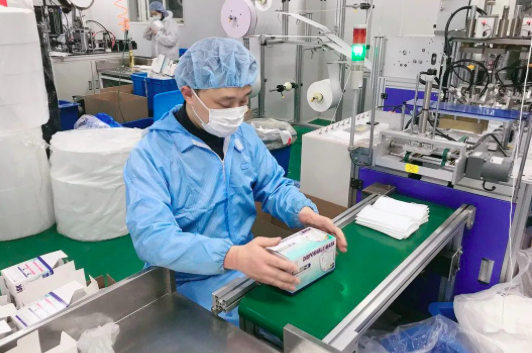 离开舞台的日子,他们走上了流水线,演员口罩义工队再度集结出发!